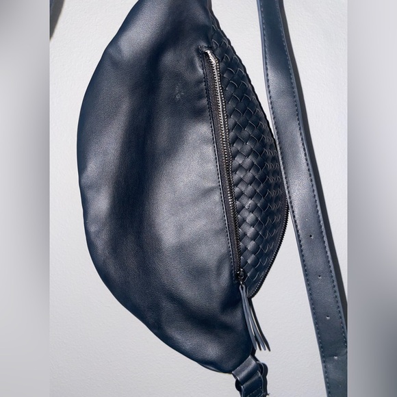 Urban Expressions Black Woven Crossbody Bag - Picture 6 of 7